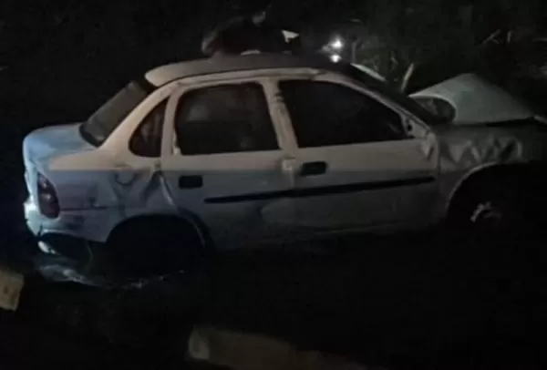 Motorista morre após carro cair em lago em Taquarituba (SP)