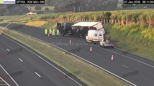 Quebra de eixo provoca tombamento de carreta na SP-333 em Echaporã