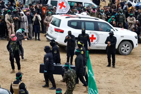 Hamas entrega corpos de bebê, criança, mãe e idoso em caixões pretos para Israel