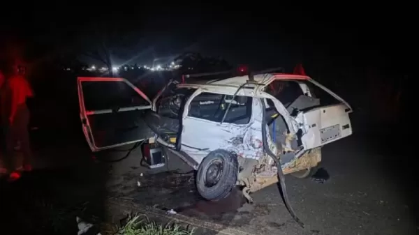 Criança de 3 anos morre e quatro ficam feridos em acidente entre carro e bitrem em Queiroz