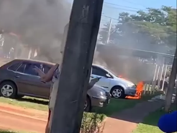 Vídeo: Carro pega fogo dentro de condomínio em Ourinhos
