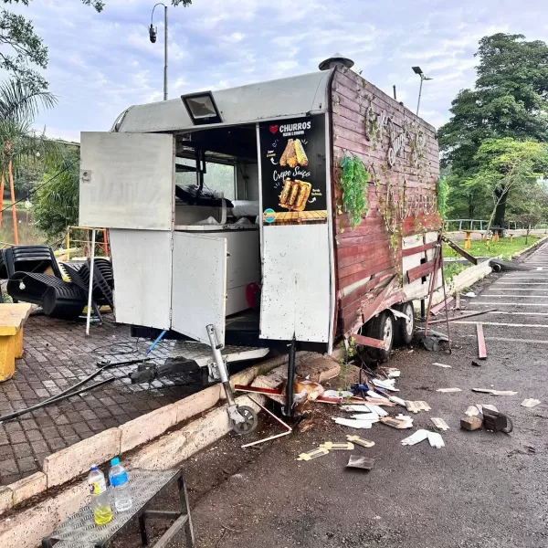 Polícia identifica motorista de carro que destruiu trailer de churros no Lago do Parque do Centenário, em Ourinhos
