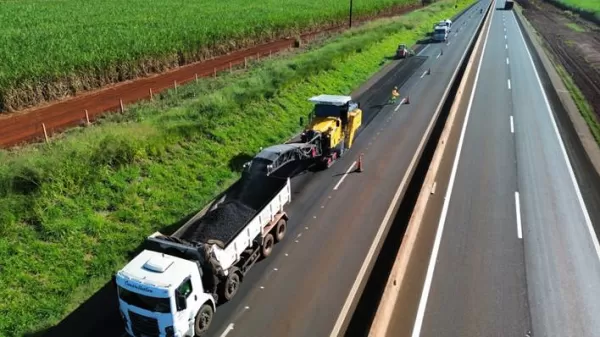 Concessionária implanta “Pare e Siga” na SP-278 em Ourinhos para eliminação de degrau entre pista e acostamento