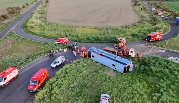 Ônibus tomba na MG-223 e deixa pelo menos quatro mortos e 18 feridos 
