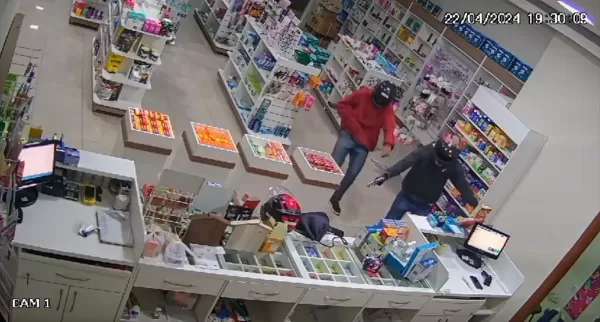 Vídeo: Farmácia também foi assaltada em Jacarezinho, na noite desta segunda-feira, 22
