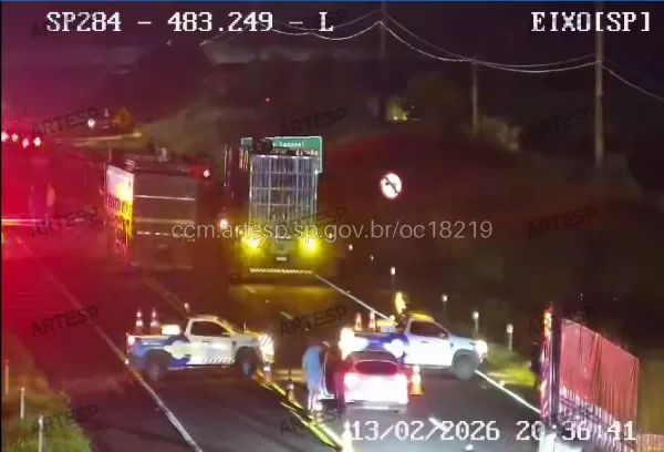 Grave acidente entre carretas e carro deixa vítima em estado grave na SP-284 em Paraguaçu Paulista