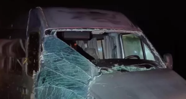 Van com passageiros sofre acidente na Rodovia Orlando Quagliato em Ourinhos