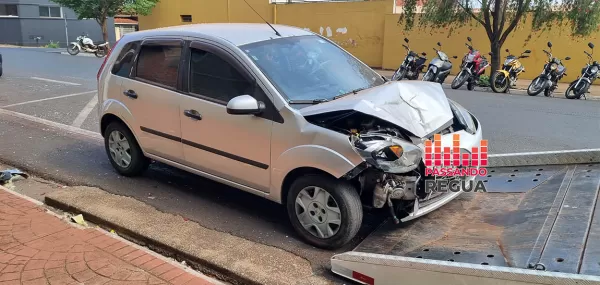 Carro bate em veículo estacionado em avenida em Ourinhos