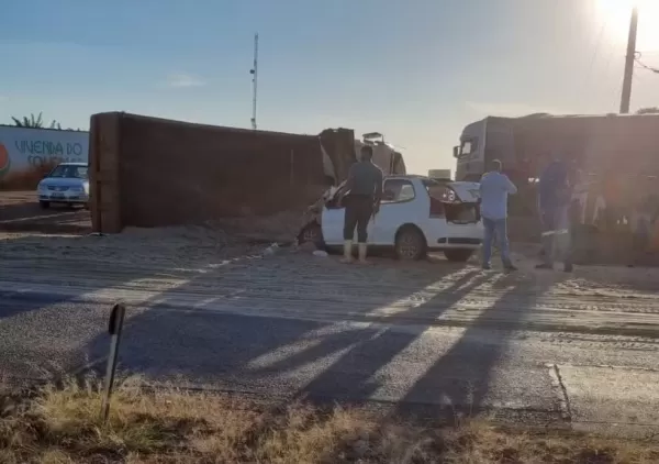 Acidente entre carro e caminhão deixa quatro mortos na região 
