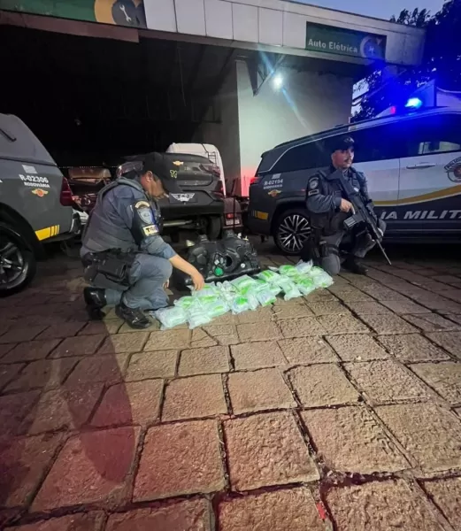Motorista de aplicativo é preso com mais de 14 kg de droga escondidos no tanque de combustível no pedágio da SP-327 em Santa Cruz do Rio Pardo