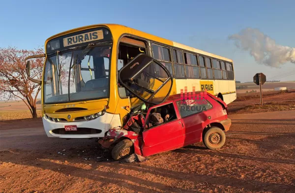Homem morre em grave acidente entre carro e ônibus de trabalhadores rurais em Platina