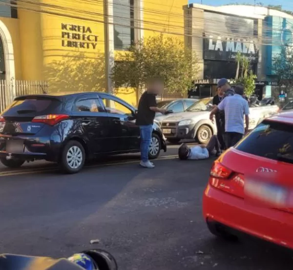 Motociclista fica ferido em acidente no centro de Ourinhos