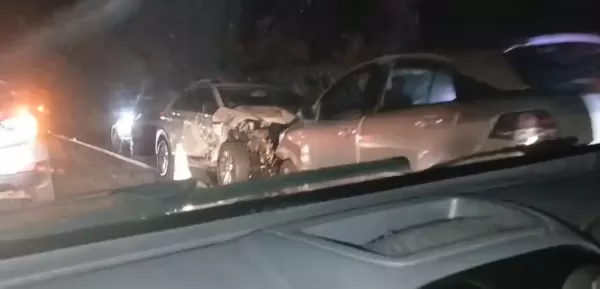 Quatro pessoas ficam feridas após acidente em Sarutaiá; rodovia foi interditada