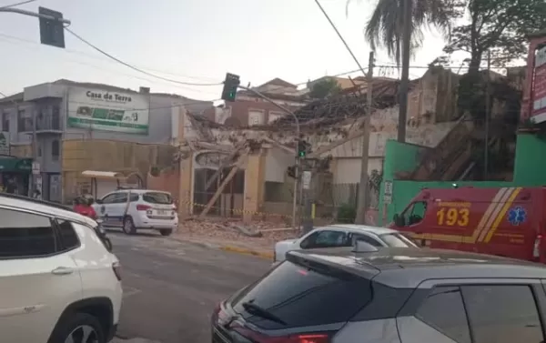 Desabamento de prédio em Botucatu atinge três pessoas no centro da cidade