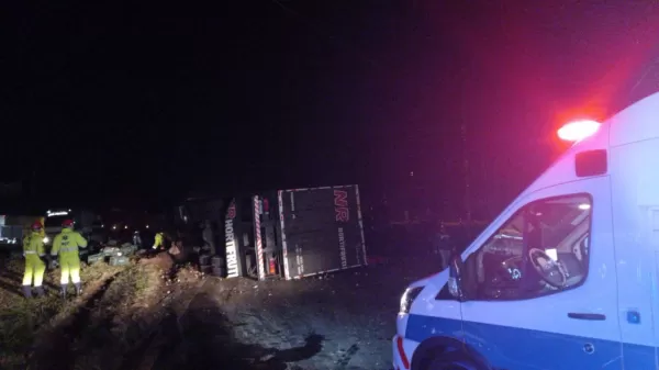 Acidente envolvendo dois caminhões interdita BR-153 em Santo Antônio da Platina; trânsito foi liberado 