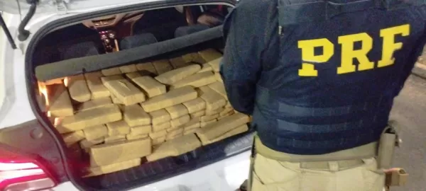 PRF prende perto de Ourinhos traficante com 457 kg de maconha e carro furtado 