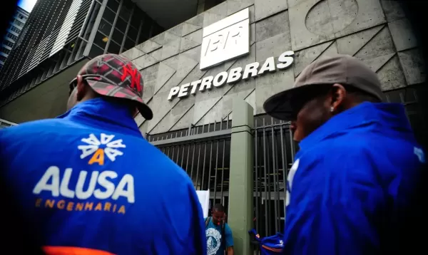 Petrobras reduz em 5,2% preço da gasolina nas refinarias, mas impacto nas bombas não é garantido
