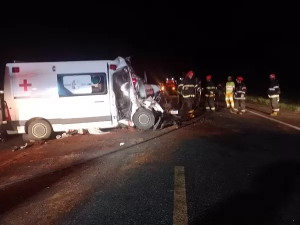 Enfermeira morre em acidente entre ambulância e carreta no interior de SP