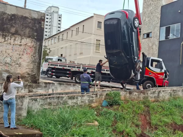 Carro que ficou pendurado na linha férrea é retirado em Ourinhos