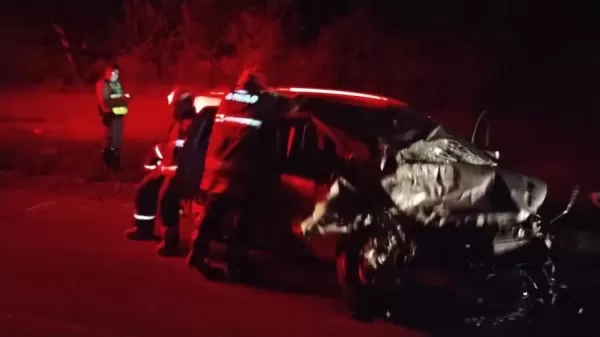 Batida frontal deixa uma mulher morta e cinco feridos na Rodovia Prefeito Tibiriçá, em Paranapanema