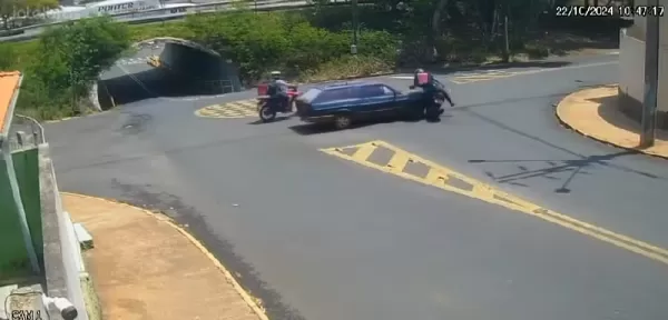 Motociclista fica ferido após ser atingido por carro em Piraju; vídeo 