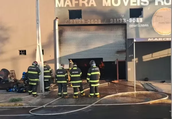 Incêndio destrói interior de loja de móveis em Marília