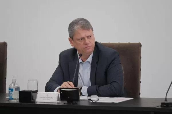 Tarcísio de Freitas comenta casos de contaminação por metanol e faz brincadeira sobre falsificação de bebidas