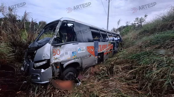 Três pessoas morrem e 14 ficam feridas após micro-ônibus capotar e cair em ribanceira em Itapetininga