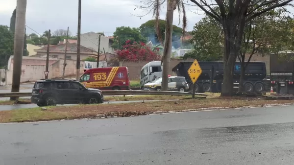 Caminhão carregado com adubo fica preso em canaleta na Raposo Tavares em Ourinhos