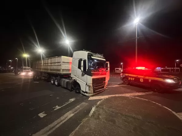 Caminhoneiro é preso após dirigir sob efeito de cocaína e fugir por 30 km na BR-153, em Ocauçu