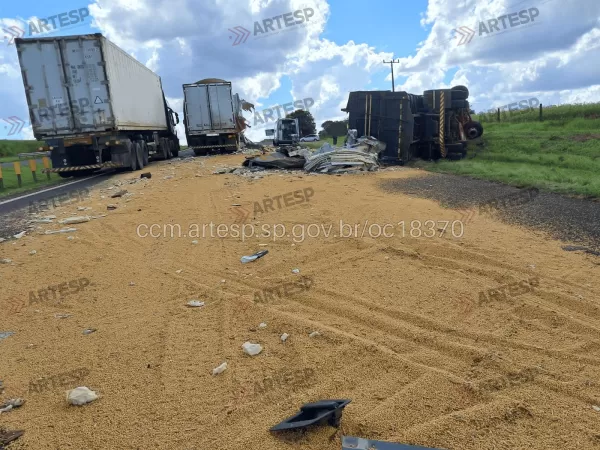 Colisão entre caminhões deixa feridos na Rodovia Raposo Tavares em Maracaí