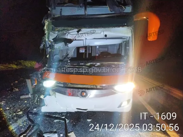 Colisão entre ônibus e caminhão na Raposo Tavares deixa feridos em Álvares Machado