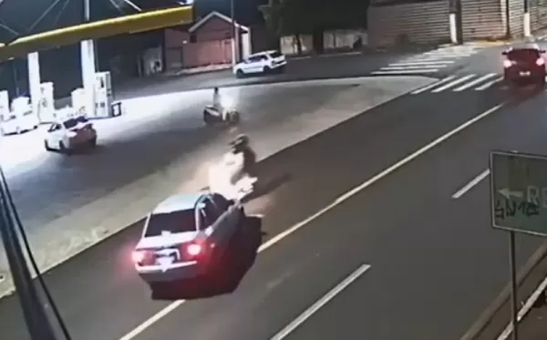 Motociclista fica ferida após ser atingida por carro que fugiu do local em Ourinhos