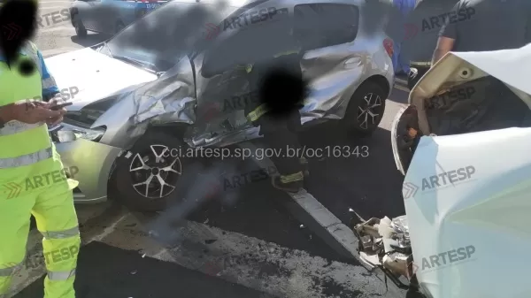 Colisão entre automóvel e ambulância deixa um morto e quatro feridos em Quintana