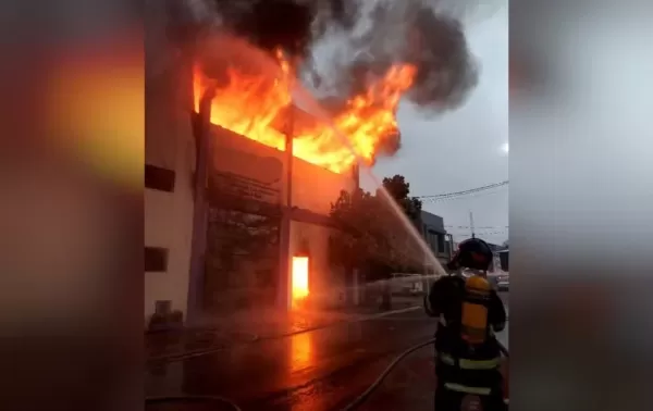 Incêndio atinge fábrica de cosméticos em Taquarituba e mobiliza equipes de várias cidades
