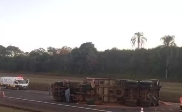 Acidente entre carreta e caminhão deixa motorista ferido na Rodovia Castello Branco na região 