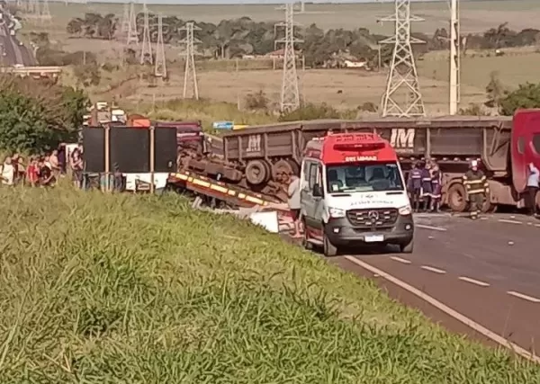 Homem morre em acidente envolvendo dois caminhões na Raposo Tavares em Ipaussu 