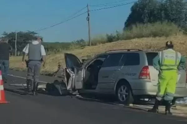 Motorista de carro funerário morre após batida contra caminhão em rodovia na região 