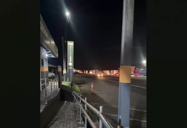 Motorista é preso por embriaguez ao volante após tombamento de caminhão na SP-327, em Ourinhos