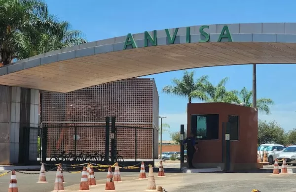 Anvisa proíbe venda e determina apreensão de 12 produtos de limpeza; veja quais são e as marcas