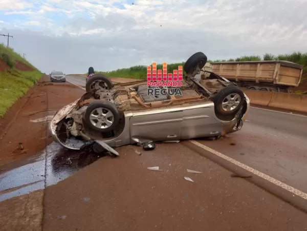 Mulher fica ferida após capotamento na Rodovia Raposo Tavares, próximo a Chavantes