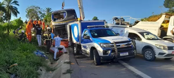 Ônibus de turismo tomba em Teixeira de Freitas, Bahia
