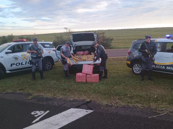Jovem de 19 anos é preso com mais de 800 quilos de maconha dentro de carro em Santa Cruz do Rio Pardo