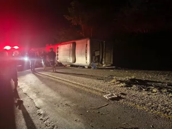 Acidente com ônibus de turismo deixa ao menos 13 mortos na BR-423, em Pernambuco