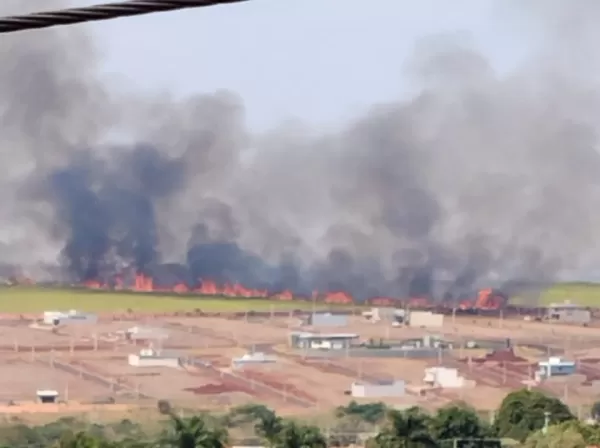 Incêndio atinge área de vegetação próximo a condomínio em Ourinhos
