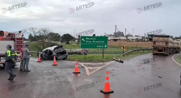 Carro em fuga da polícia bate em carreta, capota e pega fogo na Raposo Tavares em Maracaí