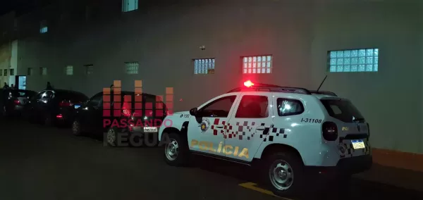 Jovem leva três tiros em frente ao seu alojamento em Óleo 
