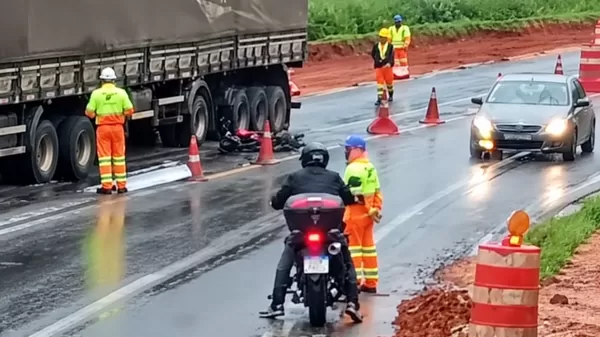 Motociclista morre após acidente com carreta na BR-153, entre Jacarezinho e Ourinhos