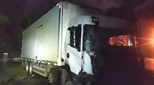 Caminhoneiro morre após batida entre dois caminhões na Rodovia Castello Branco