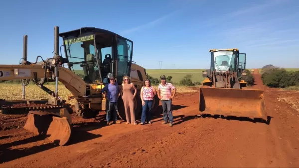 Prefeita Eliana intensifica manutenção de estradas rurais e garante melhorias na RBS-348 em Ribeirão do Sul